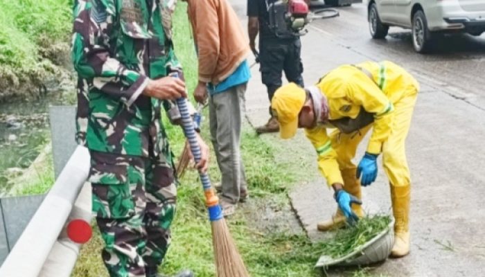 Babinsa Koramil 2303/Pulomerak Bersama Warga Gelar Karya Bakti, Wujudkan Lingkungan Bersih dan Nyaman