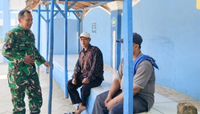 Babinsa Koramil 2305/Cinangka Gencarkan Komsos, Perkuat Gotong Royong dan Keamanan Lingkungan