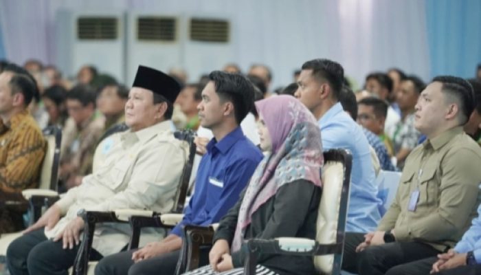 Momen Prabowo Duduk Bersebelahan dengan ART dan Tukang Seblak di Serah Terima Rumah Subsidi