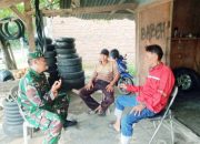 Pererat Kebersamaan, Babinsa Koramil 2306/Mancak Ajak Warga Gotong Royong Perbaiki Jalan Desa