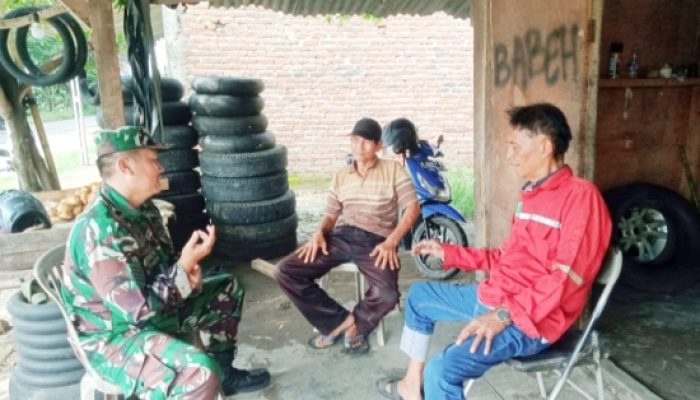 Pererat Kebersamaan, Babinsa Koramil 2306/Mancak Ajak Warga Gotong Royong Perbaiki Jalan Desa