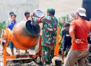 Babinsa Koramil 2302 Gelar Karya Bakti Bersihkan Sungai dan Bantu Pembangunan Rumah Warga