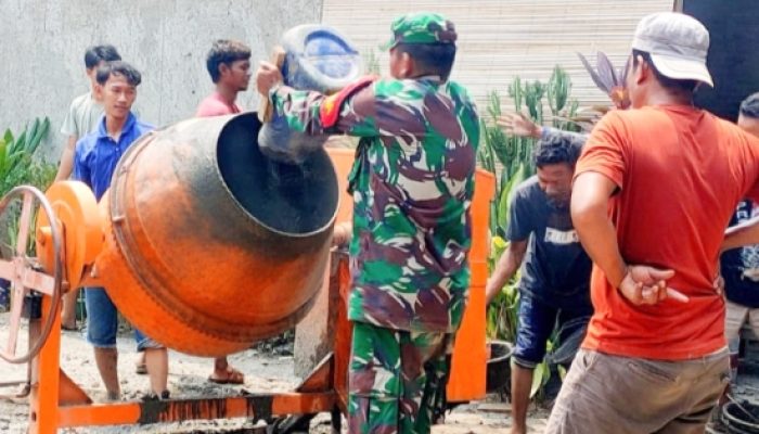Babinsa Koramil 2302 Gelar Karya Bakti Bersihkan Sungai dan Bantu Pembangunan Rumah Warga