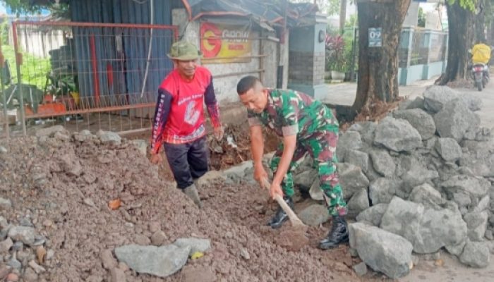 Babinsa Koramil 2303/Pulomerak Kompak Gelar Karbak, Bersihkan Lingkungan hingga Cegah Banjir di Cilegon