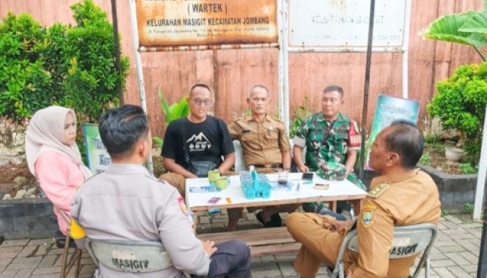 Perkuat Keamanan Lingkungan, Babinsa Koramil 2301/Cilegon Dorong Pos Ronda Keliling Lewat Komsos