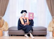 Momen Haru Wisuda, Siti Nuruh Asiah Jadi Sarjana Pertama di Keluarga