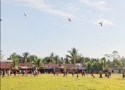 Keseruan Warga Menyambut Helibox, Bantuan Udara Hadirkan Suka Cita di Simpang Jernih