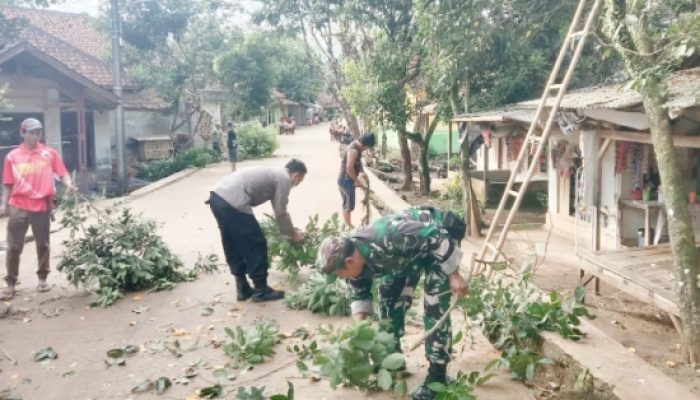 Babinsa Koramil 2305/Cinangka Gelar Karya Bakti, Bantu Warga Pangkas Pohon dan Rehab Rumah
