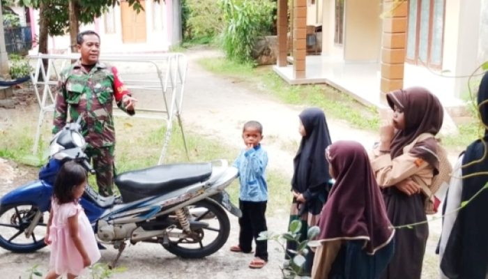 Babinsa Koramil 2305/Cinangka Aktifkan Komsos, Bahas Kebersihan Lingkungan dan Penguatan Posyandu