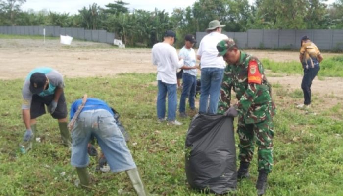 Babinsa Koramil 2304/Anyar Gelar Karbak, Wujudkan Lingkungan Bersih dan Sehat di Kecamatan Anyar