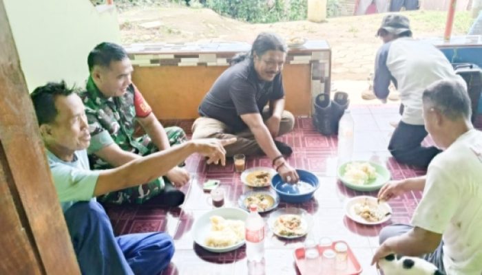 Babinsa Koramil 2303/Pulomerak Gencarkan Komsos, Bahas Banjir dan Kebersihan Lingkungan di Cilegon