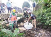 Babinsa Koramil 2302/Bojonegara Giat Karya Bakti, Bersihkan Sungai dan Bantu Pembangunan Rumah Warga