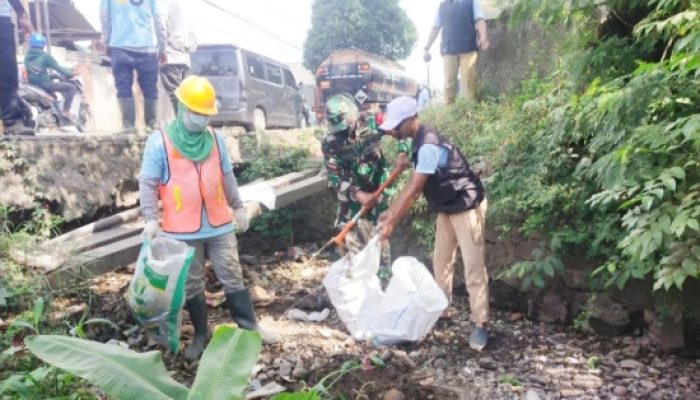 Babinsa Koramil 2302/Bojonegara Giat Karya Bakti, Bersihkan Sungai dan Bantu Pembangunan Rumah Warga