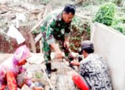 Babinsa Koramil 2305/Cinangka Gelar Karya Bakti, Bantu Pembangunan dan Perehapan Rumah Warga