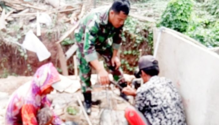 Babinsa Koramil 2305/Cinangka Gelar Karya Bakti, Bantu Pembangunan dan Perehapan Rumah Warga