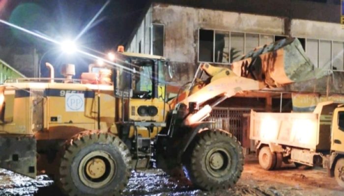 Alat Berat Dikerahkan Hingga Tengah Malam, Jalan Nasional Aceh Tamiang Dibersihkan Pascabanjir Bandang