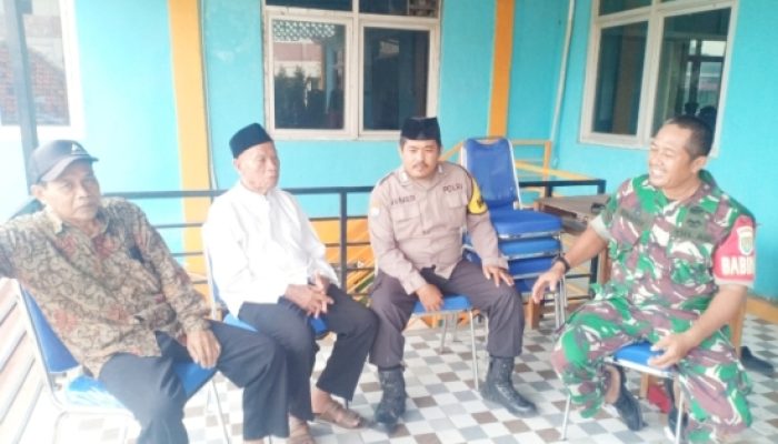 Babinsa Koramil 2304/Anyar Intensifkan Komsos, Dorong Kebersihan Pantai dan Kamtibmas