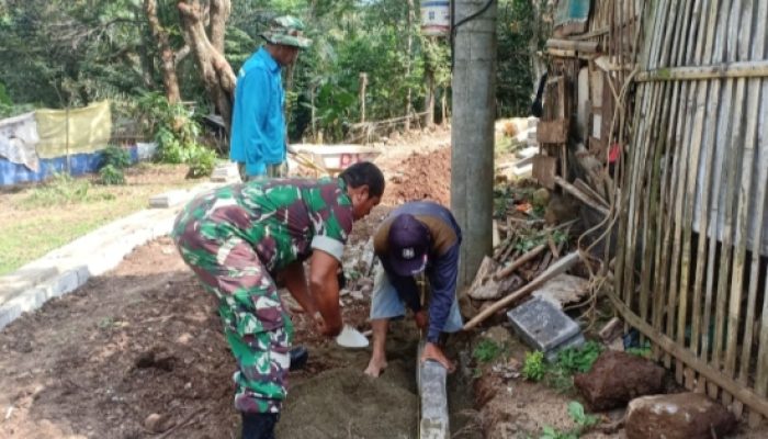 Babinsa Koramil 2307/Ciwandan Gelar Karya Bakti, Pererat Gotong Royong Bangun Rumah Warga