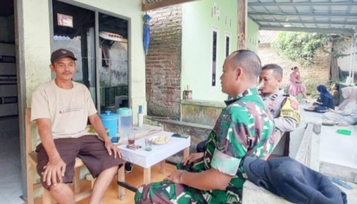 Pererat Kebersamaan, Babinsa Koramil 2306/Mancak Aktif Komsos Bahas Gotong Royong dan Siskamling