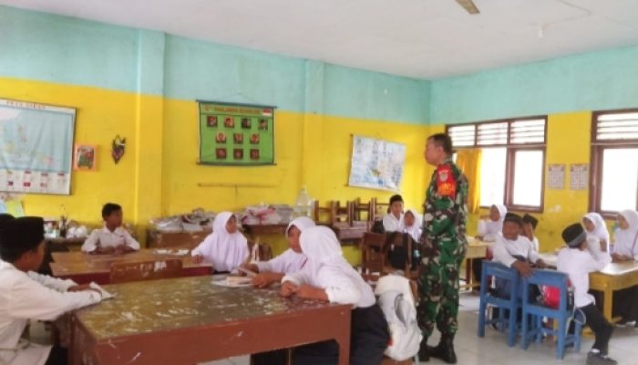 Babinsa Koramil 2307/Ciwandan Tanamkan Semangat Bela Negara kepada Pelajar