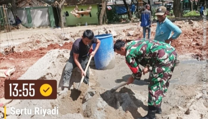 Babinsa Koramil 2301/Cilegon Gotong Royong Bangun Gedung KDKMP Bersama Masyarakat