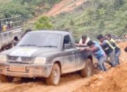Momen Gotong Royong Petugas dan Warga Aceh Tengah Tarik Truk Pembawa Material Listrik