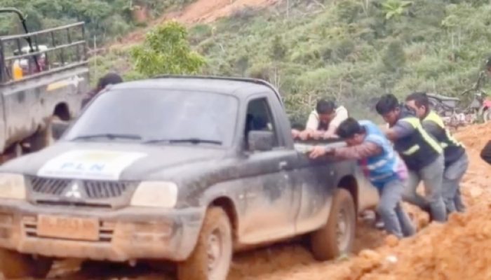 Momen Gotong Royong Petugas dan Warga Aceh Tengah Tarik Truk Pembawa Material Listrik