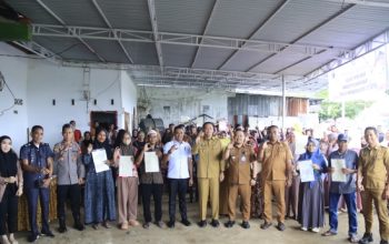 Wakil Bupati Takalar Serahkan Sertifikat Tanah PTSL Kecamatan Sanrobone, Warga Sambut Antusias