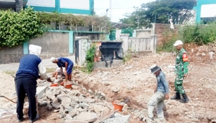 Babinsa Koramil 2301/Cilegon Gelar Karya Bakti Perbaikan Jalan dan Drainase Bersama Warga