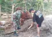 Babinsa Koramil 2304/Anyar Gelar Karya Bakti, Bantu Renovasi dan Pembangunan Rumah Warga