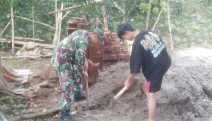 Babinsa Koramil 2304/Anyar Gelar Karya Bakti, Bantu Renovasi dan Pembangunan Rumah Warga