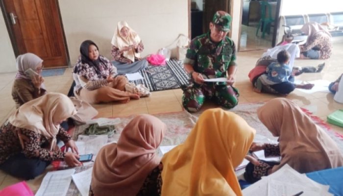 Babinsa Koramil 2306/Mancak Aktifkan Puanter, Dukung Pendataan Stunting dan Warga Kurang Mampu