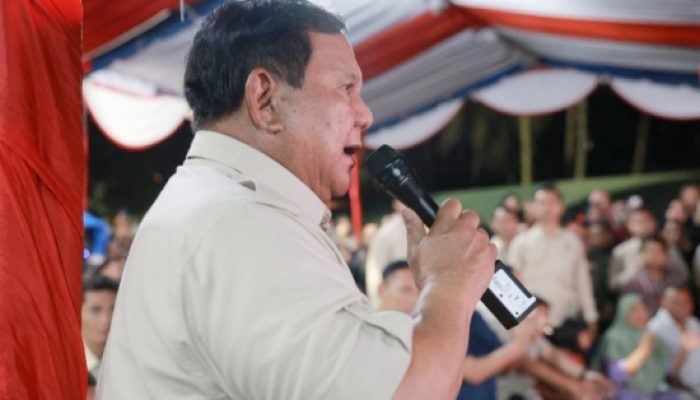 Momen Prabowo Panjatkan Doa Awal Tahun dan Didoakan Balik oleh Warga di Pengungsian Batu Hula