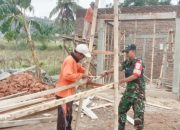 Babinsa Koramil 2302 Aktif Gotong Royong Bangun Rumah Warga di Bojonegara dan Pulo Ampel