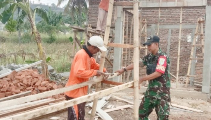 Babinsa Koramil 2302 Aktif Gotong Royong Bangun Rumah Warga di Bojonegara dan Pulo Ampel