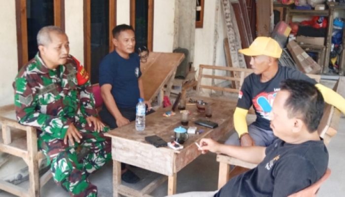 Babinsa Koramil 2303/Pulomerak Perkuat Keamanan dan Kebersihan Lingkungan Lewat Komsos di Cilegon