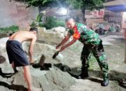 Babinsa Koramil 2303/Pulomerak Gotong Royong Bersama Warga, Percepat Pembangunan Infrastruktur Lingkungan