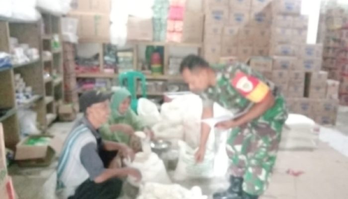 Babinsa Koramil 2305/Cinangka Laksanakan Bintahwil, Pantau Stabilitas Harga Sembako