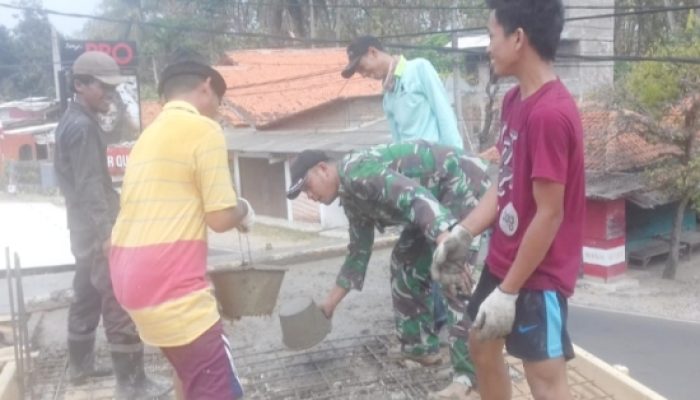 Babinsa Koramil 2304/Anyar Gelar Karya Bakti, Wujudkan Lingkungan Bersih dan Dukung Pembangunan Masjid