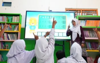 17 Ribu Papan Interaktif Digital Terkirim ke Sekolah-sekolah di Sumut, Siswa Lebih Semangat Belajar