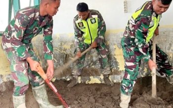TNI AD dan Warga Bahu-membahu Bersihkan Rumah dan Pondok Bersalin Terdampak Bencana Banjir