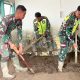 TNI AD dan Warga Bahu-membahu Bersihkan Rumah dan Pondok Bersalin Terdampak Bencana Banjir