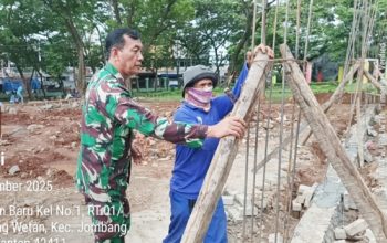 Babinsa Koramil 2301/Cilegon Perkuat Semangat Gotong Royong Lewat Karya Bakti di Dua Kelurahan