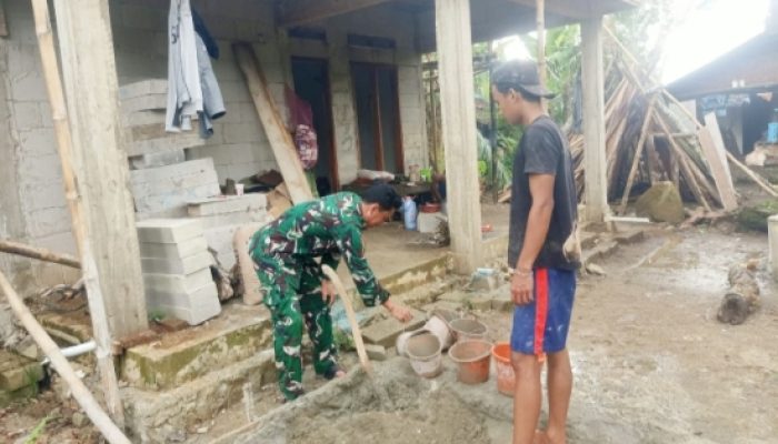 Babinsa Koramil 2305/Cinangka Tunjukkan Kepedulian Sosial Lewat Karya Bakti Renovasi Rumah Warga
