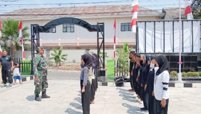 Babinsa Koramil 2301/Cilegon Tanamkan Disiplin Lewat Pelatihan PBB di Dua Sekolah Kejuruan