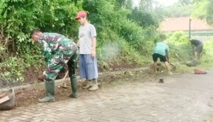 Babinsa Koramil 2302/Bojonegara Gotong Royong Bersama Warga Lewat Karya Bakti Pembangunan dan Kebersihan Lingkungan