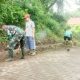Babinsa Koramil 2302/Bojonegara Gotong Royong Bersama Warga Lewat Karya Bakti Pembangunan dan Kebersihan Lingkungan