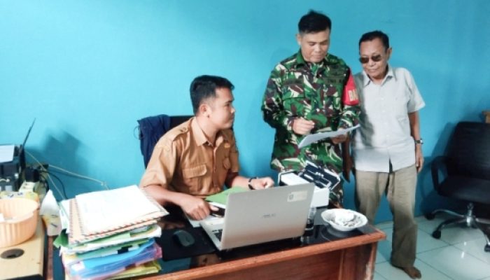Babinsa Koramil 2304/Anyar Aktif Dampingi Petani dan Lakukan Pendataan Warga Kurang Mampu