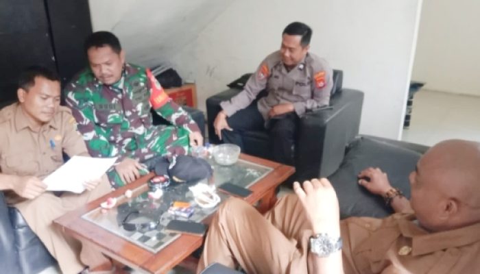 Babinsa Koramil 2303/Pulomerak Intensifkan Komsos Bahas Pembangunan Jalan dan Keamanan Lingkungan