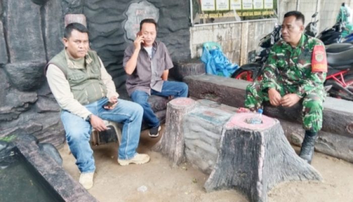 Babinsa Koramil 2304/Anyar Perkuat Komsos, Bahas Harga Pupuk dan Kamtibmas di Wilayah Binaan